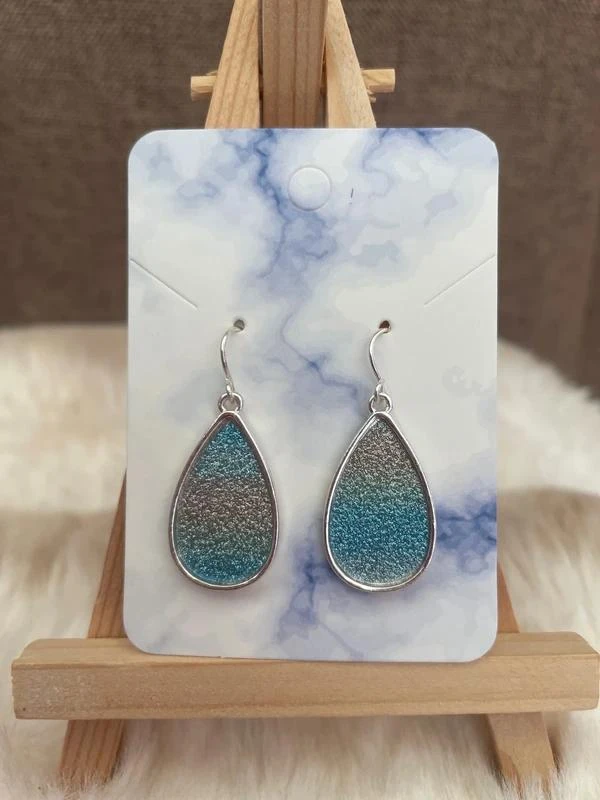 Boucles d’oreilles goutte élégante argentée pailletée ton bleu – photo 2